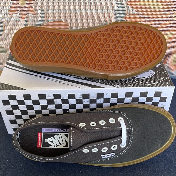 Vans Men’s Skate Authentic
Raven/Gum
VNOA5FC8241
Sneakers - athletic shoes - Picture 4 of 16